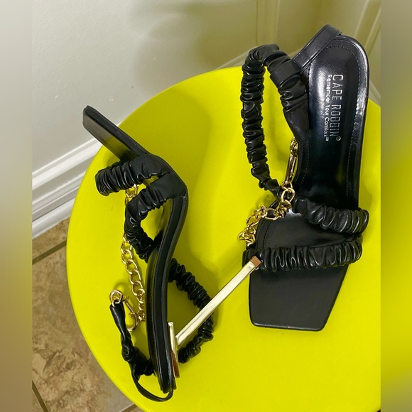 Chic Comfort: Size 10 Black and Gold Heels by Cape Robbi - Picture 2 of 6